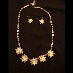 Necklace with earrings, golden color, elegant